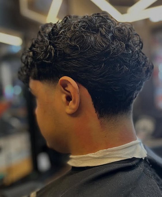 Cabelo cacheado com degradê baixo